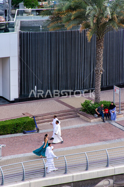  مجموعة من الناس يتجولون في ممشى مارينا دبي، مناطق جذب واستقطاب السياح، اماكن ترفيهيه سياحية في دولة الامارات العربية المتحدة، وجهه عائلية للقيام بالأنشطة والفعاليات الممتعة، ممرات عامة للتجول والتنزه في الهواء الطلق
