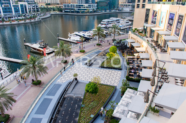 النمو والتقدم العمراني في الامارات العربية المتحدة، صورة من زاوية مرتفعة لممشى في مرسى دبي، مرفأ يخوت فاخرة في مارينا مول بالامارة ، معالم سياحية مشهورة، الفن الهندسي المعماري في البناء 