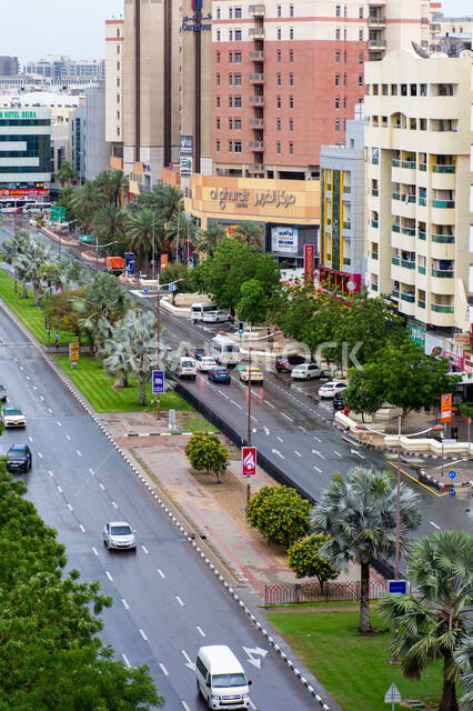 حركة مرور السيارات في الطرقات الاسفلتية، الاهتمام بزراعة الأشجار والنباتات الطبيعية الخضراء في الشوارع، الفن الهندسي المعماري للمباني والمنشآت السكنية والتجارية، شارع الرقة في مدينة دبي في الإمارات العربية المتحدة