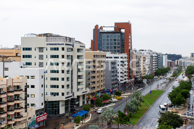 الفن الهندسي المعماري للمباني والمنشآت السكنية والتجارية، شارع الرقة في مدينة دبي في الإمارات العربية المتحدة، الاهتمام بزراعة الأشجار والنباتات الطبيعية الخضراء في الشوارع، حركة مرور السيارات في الطرقات الاسفلتية