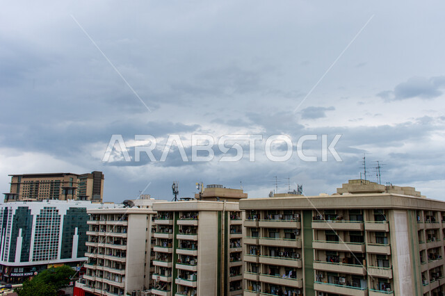 منظر السماء المليئة بالغيوم في فصل الشتاء، الفن الهندسي المعماري للمباني والمنشآت السكنية والتجارية، شارع الرقة في مدينة دبي في الإمارات العربية المتحدة