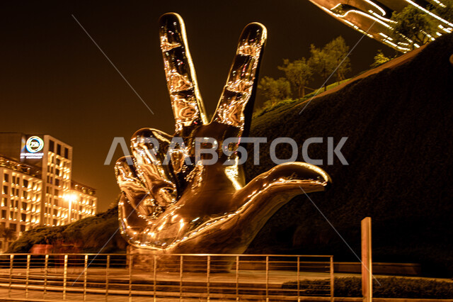 مجسم ليد مع إشارة النصر بجانب متحف المستقبل في دبي، معالم وأماكن سياحية مشهورة في الإمارات العربيه المتحده، رؤيه مستقبليه إماراتية، الفن الهندسي المعماري للأبراج وناطحات السحاب على الطراز الحديث، التصاميم والديكورات المتميزة