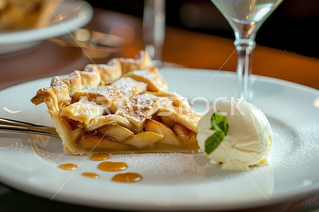 وصفات الحلويات اللذيذة والسريعة, فن الطهي والخبز, قطعة من حلوى فطيرة التفاح موضوعة في طبق أبيض مع كرة من مثلجات الفانيلا المنعشة والتفاح المكرمل, فنون تقديم الطعام والأكلات العربية الشرقية, مخبوزات وفطائر شهية