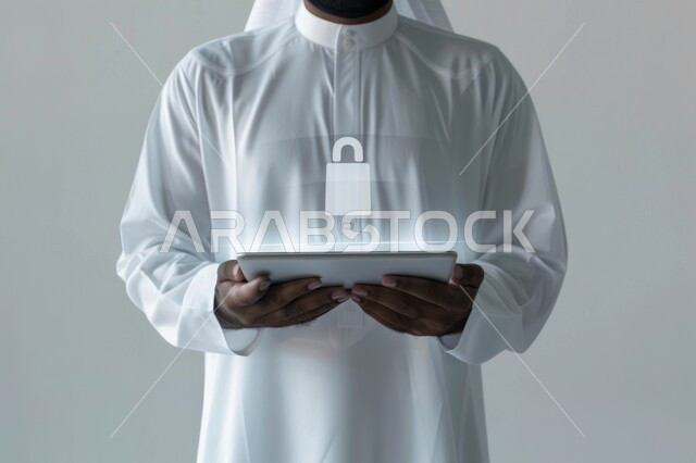 الحفاظ على البيانات الشخصية والدخول الآمن والحماية، مفهوم الأمن السيبراني و تكنولوجيا المعلومات, بورتريه مقرب لرجل عرب خليجي سعودي يرتدي الثوب التقليدي يحمل بيده الجهاز اللوحي مع أيقونة قفل هولوجرامية, خلفية رمادية