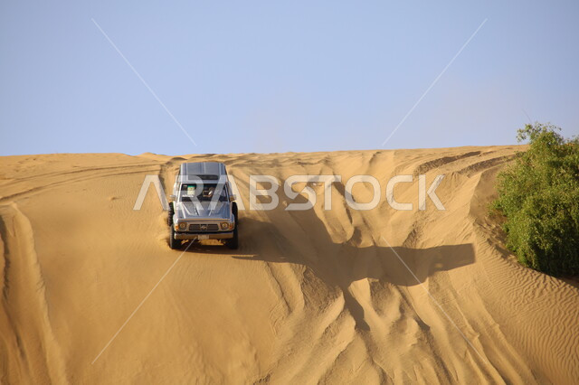 هواية التطعيس بالسيارات, قيادة المركبات في صحراء ناوان بمنطقة الباحة, القيام بمغامرات بواسطة مركبة الدفع الرباعي في صحاري المملكة, المشاركة في السباقات السعودية, ركوب السيارة على الكثبان والتلال الرملية, فعاليات ترفيهية تجذب السياح