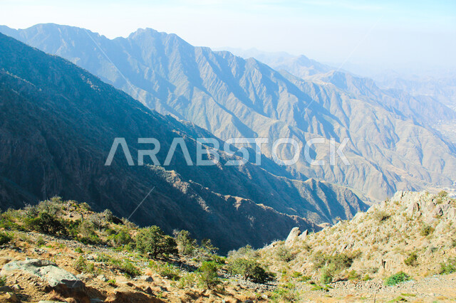  الطرق الحجرية الوعرة، البيئة الجبلية لمنطقة أبها في عسير، الطبيعة الخضراء والمنتزهات والحدائق الجميلة، سلاسل الجبال الصخرية والقمم العالية، التضاريس والأشجار والنباتات المغطية لسفوح الجبل، أماكن طبيعية للمغامرات ورحلات السفاري، الاستمتاع والتأمل والاستجمام 