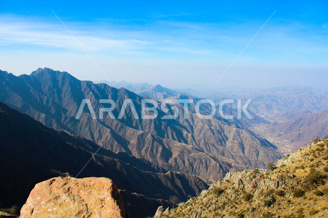  الطرق الحجرية الوعرة، البيئة الجبلية لمنطقة أبها في عسير، الطبيعة الخضراء والمنتزهات والحدائق الجميلة، سلاسل الجبال الصخرية والقمم العالية، التضاريس والأشجار والنباتات المغطية لسفوح الجبل، أماكن طبيعية للمغامرات ورحلات السفاري، الاستمتاع والتأمل والاستجمام 