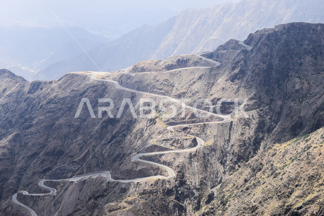  الطرق الحجرية الوعرة، البيئة الجبلية لمنطقة أبها في عسير، الطبيعة الخضراء والمنتزهات والحدائق الجميلة، سلاسل الجبال الصخرية والقمم العالية، التضاريس والأشجار والنباتات المغطية لسفوح الجبل، أماكن طبيعية للمغامرات ورحلات السفاري، الاستمتاع والتأمل والاستجمام 