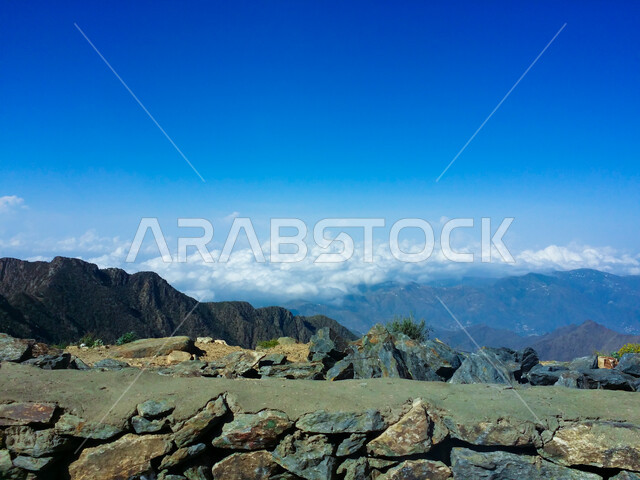  الطرق الحجرية الوعرة، البيئة الجبلية لمنطقة أبها في عسير، الطبيعة الخضراء والمنتزهات والحدائق الجميلة، سلاسل الجبال الصخرية والقمم العالية، التضاريس والأشجار والنباتات المغطية لسفوح الجبل، أماكن طبيعية للمغامرات ورحلات السفاري، الاستمتاع والتأمل والاستجمام 