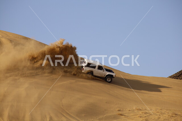 ركوب السيارة على الكثبان والتلال الرملية, القيام بمغامرات بواسطة مركبة الدفع الرباعي في صحاري المملكة, هواية التطعيس بالسيارات, قيادة المركبات في صحراء ناوان بمنطقة الباحة, المشاركة في السباقات السعودية, فعاليات ترفيهية تجذب السياح