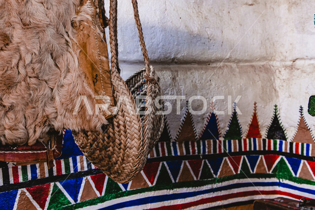 أدوات قديمة بطابع شعبي قديم, المعدات التقليدية المصنوعة من الخيش في المملكة العربية السعودية, الأصالة والتراث السعودي, قطعة من الخوصش بجانب الفرو الطبيعي في متحف تمنية بمنطقة عسير