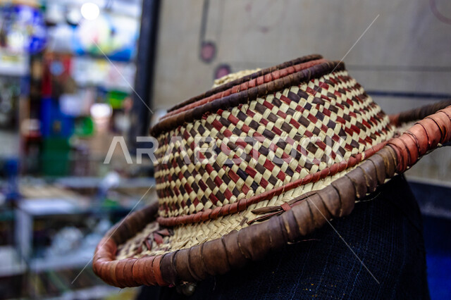 أغراض قديمة بطابع شعبي قديم, المعدات التقليدية المصنوعة من الخيش في المملكة العربية السعودية, قبعة من الخوص في متحف تمنية بمنطقة عسير جنوب السعودية, الأصالة والتراث السعودي