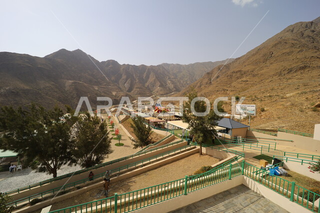 قضاء أوقات هادئة في التأمل والاستجمام، البيئة الجبلية لمنطقة أبها في عسير، إطلالة على الطبيعة الخضراء والمنتزهات والحدائق الجميلة، سلاسل الجبال الصخرية والقمم العالية، التضاريس والأشجار والنباتات المغطية لسفوح الجبل، أماكن طبيعية للمغامرات ورحلات السفاري 