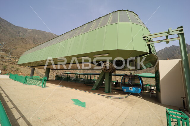 مركز انطلاق التلفريك المعلق في الهواء، مغامرات ورحلات سفاري ترفيهية ممتعة، التضاريس والبيئة الجبلية لمنطقة أبها في عسير بالسعودية، سلاسل الجبال الصخرية والقمم العالية، المنتزهات والحدائق الخضراء، زيارة الأماكن السياحية المشهورة والاستمتاع بالطبيعة الجميلة