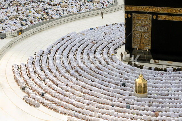 الطواف حول الكعبة المشرفة في مكة المكرمة، حجاج بيت الله الحرام في ساحات الحرم المكي الشريف، أداء مناسك الحج والعمرة، أماكن ومعالم دينية إسلامية مقدسة في المملكة العربية السعودية, العبادة و التقرب إلى الله