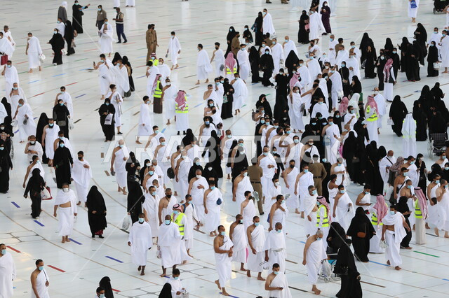 أداء مناسك الحج والعمرة، أماكن ومعالم دينية إسلامية مقدسة في المملكة العربية السعودية, العبادة و التقرب إلى الله, الطواف حول الكعبة المشرفة في مكة المكرمة, حجاج بيت الله الحرام في ساحات الحرم المكي الشريف