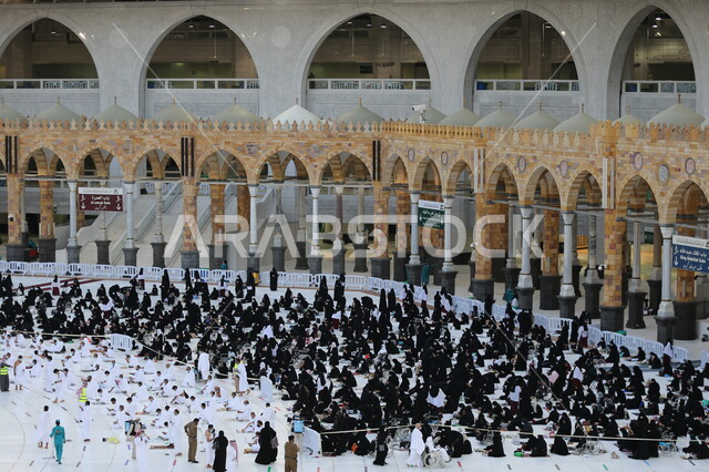 العبادة و التقرب إلى الله, الطواف حول الكعبة المشرفة في مكة المكرمة, حجاج بيت الله الحرام في ساحات الحرم المكي الشريف, أداء مناسك الحج والعمرة, أماكن ومعالم دينية إسلامية مقدسة في المملكة العربية السعودية