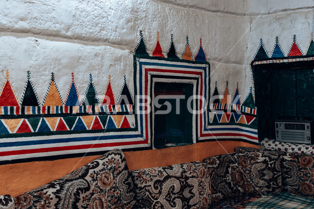 الأماكن و المعالم الأثرية التاريخية السياحية، التصاميم الهندسية المعمارية للمباني الطينية على الطراز القديم ، العراقة والتمسك بالتراث السعودي, القط العسيري داخل غرفة في بيت تراثي في منطقة عسير جنوب السعودية