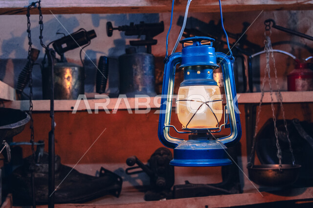 أدوات تاريخية أثرية عربية, أصالة و عراقة التراث السعودي, فانوس عربي تقليدي قديم الطراز مصنوع من النحاس, الفوانيس القديمة في متحف أثري في تمنية منطقة عسير جنوب السعودية