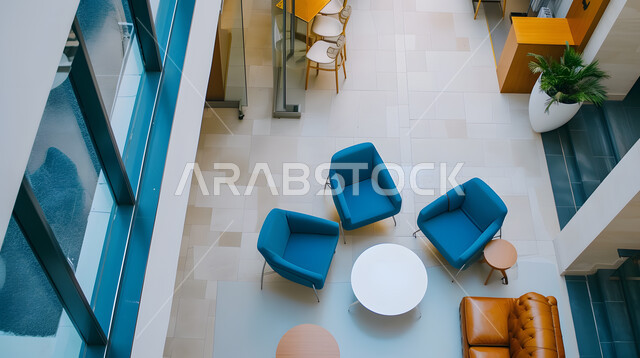 صورة من الاعلى لغرفة الاستقبال، التصاميم الحديثة والمتطورة, الديكورات الداخلية للشركات الفاخرة في المملكة العربية السعودية, التصميم المتطور للمنشآت والمباني العصرية, الواجهات الزجاجية الضخمة