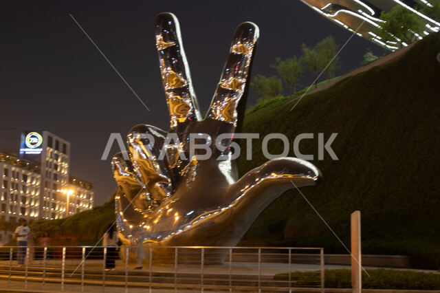 مجسم ليد مع إشارة النصر بجانب متحف المستقبل في دبي، معالم وأماكن سياحية مشهورة في الإمارات العربيه المتحده، رؤيه مستقبليه إماراتية، الفن الهندسي المعماري للأبراج وناطحات السحاب على الطراز الحديث، التصاميم والديكورات المتميزة