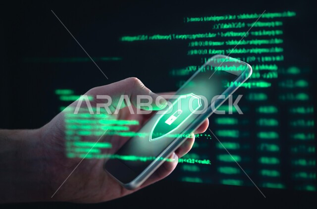 مفهوم الأمن السيبراني, حماية البيانات و المعلومات الشخصية, استخدام لغات البرمجة، أيقونة قفل الأمان باللون الاخضر