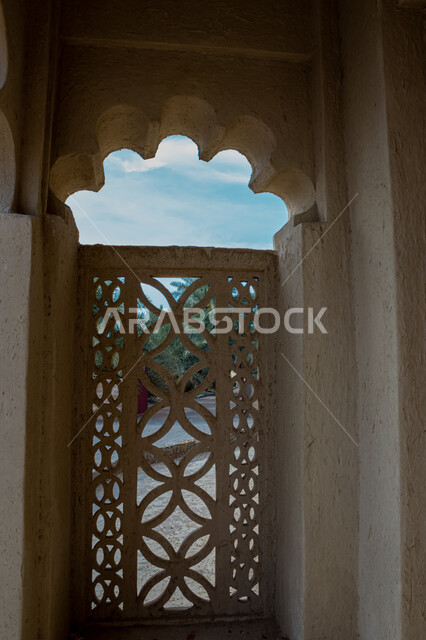 لفن الهندسي المعماري على الطراز القديم, المعالم السياحية الشهيرة، المباني الأثرية بالإمارات العربية المتحدة صورة لنافذة داخل برج بن راجح الهيلي في الامارات العربية المتحدة