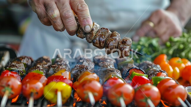 مطاعم ومطابخ المملكة العربية السعودية، تصاعد النيران من منقل الشواء، صورة مقربة ليد رجل عربي سعودي خليجي يمسك اسياخ من قطع من الدجاج والخضراوات الشهية المشوية على الفحم، أصناف الأطعمة الشرقية، وجبات غذائية غنية بالبروتين