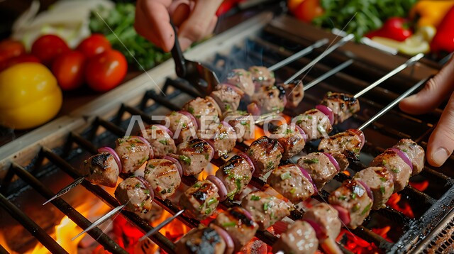 أطباق الباربكيو الشهية، مأكولات وأصناف عربية شرقية، مطاعم المشاوي في المملكة العربية السعودية، الاستمتاع في حفلة الشواء، صورة مقربة ليد رجل عربي سعودي خليجي يمسك أسياخ الدجاج المشوية على الفحم مع الخضراوات الطازجة، تصاعد النيران من منقل الشواء