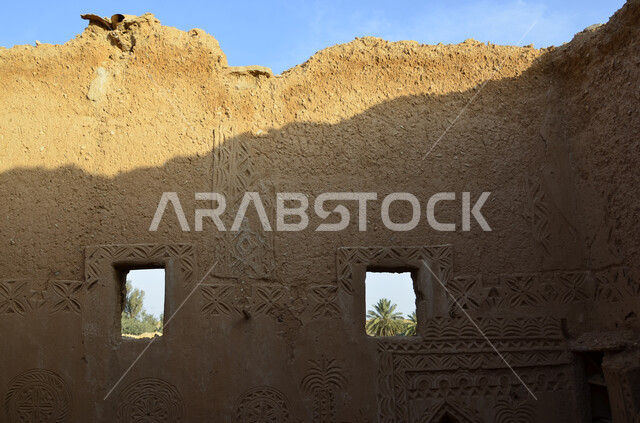 المعالم الأثرية القديمة في السعودية، صورة لجدار طيني تاريخي مزخرف في المملكة العربية،  أماكن سياحية تراثية مشهورة، الهندسة المعمارية في الزمن القديم للبيوت والمباني الطينية، الحضارة التاريخية في الخليج