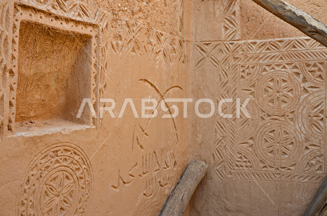 المعالم الأثرية القديمة في السعودية، صورة لجدار طيني تاريخي مزخرف في المملكة العربية،  أماكن سياحية تراثية مشهورة، الهندسة المعمارية في الزمن القديم للبيوت والمباني الطينية، الحضارة التاريخية في الخليج
