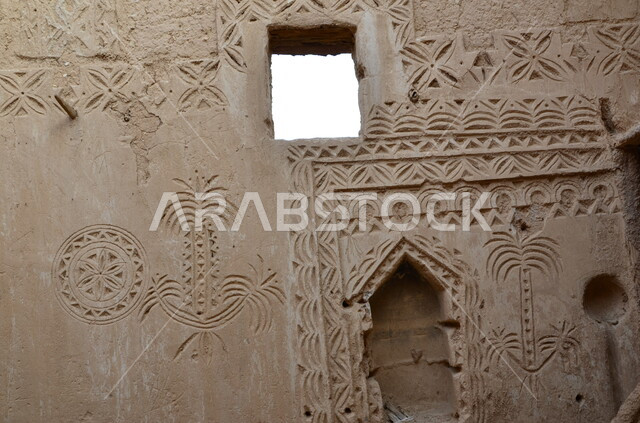 المعالم الأثرية القديمة في السعودية، صورة لجدار طيني تاريخي مزخرف في المملكة العربية،  أماكن سياحية تراثية مشهورة، الهندسة المعمارية في الزمن القديم للبيوت والمباني الطينية، الحضارة التاريخية في الخليج