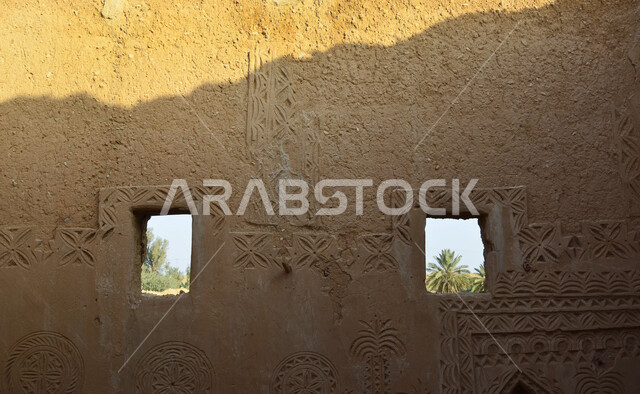 المعالم الأثرية القديمة في السعودية، صورة لجدار طيني تاريخي مزخرف في المملكة العربية،  أماكن سياحية تراثية مشهورة، الهندسة المعمارية في الزمن القديم للبيوت والمباني الطينية، الحضارة التاريخية في الخليج