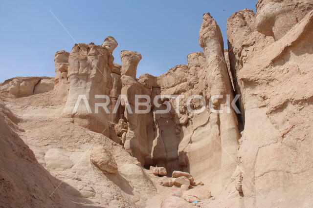 التكوينات الصخرية في القمم والمرتفعات السعودية، مناطق لجذب واستقطاب السياح من كافة أنحاء العالم، المعالم السياحية المشهورة، صورة مقربة لتلة الاحساء التاريخية في المملكة، الأماكن الجبلية التراثية