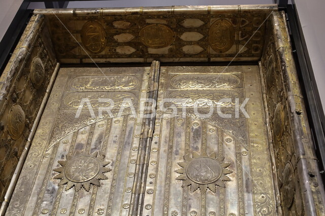 التحف والمقتنيات الدينية الأثرية المميزة، المعالم الثقافية المشهورة في مدينة جدة، وجهات جذب واستقطاب السياح والزوار للتعرف على تاريخ الأرض المقدسة، متحف بينالي للفنون الإسلامية في المملكة العربية السعودية, عرض باب الكعبة الذهبي التاريخي المزخرف بالنقش الإسلامي