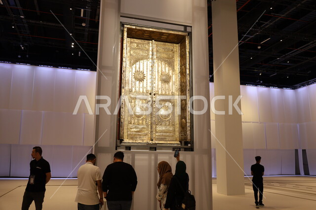 وجهات جذب واستقطاب السياح والزوار للتعرف على تاريخ الأرض المقدسة، متحف بينالي للفنون الإسلامية في المملكة العربية السعودية, المعالم الثقافية المشهورة في مدينة جدة، عرض باب الكعبة الذهبي التاريخي المزخرف بالنقش الإسلامي، التحف والمقتنيات الدينية الأثرية المميزة