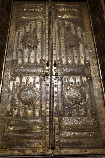 وجهات جذب واستقطاب السياح والزوار للتعرف على تاريخ الأرض المقدسة، متحف بينالي للفنون الإسلامية في المملكة العربية السعودية, المعالم الثقافية المشهورة في مدينة جدة، عرض باب الكعبة الذهبي التاريخي المزخرف بالنقش الإسلامي، التحف والمقتنيات الدينية الأثرية المميزة