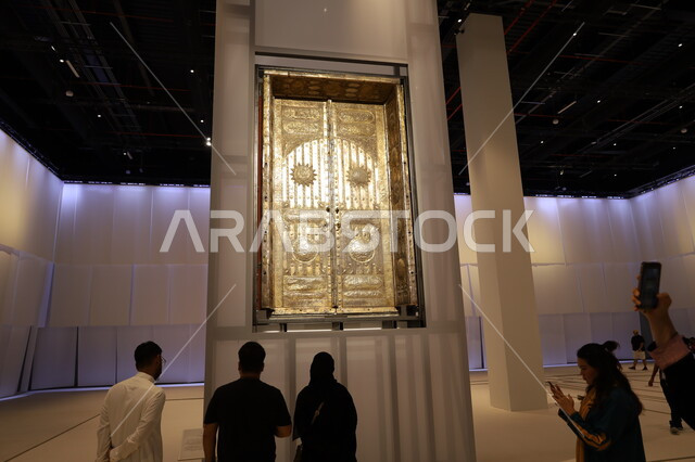 وجهات جذب واستقطاب السياح والزوار للتعرف على تاريخ الأرض المقدسة، متحف بينالي للفنون الإسلامية في المملكة العربية السعودية, المعالم الثقافية المشهورة في مدينة جدة، عرض باب الكعبة الذهبي التاريخي المزخرف بالنقش الإسلامي، التحف والمقتنيات الدينية الأثرية المميزة