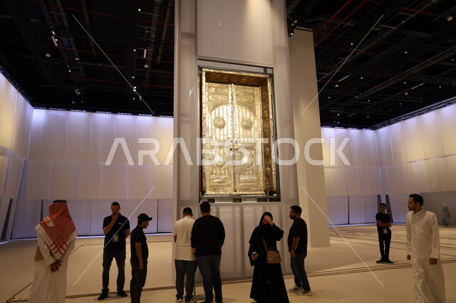 وجهات جذب واستقطاب السياح والزوار للتعرف على تاريخ الأرض المقدسة، متحف بينالي للفنون الإسلامية في المملكة العربية السعودية, المعالم الثقافية المشهورة في مدينة جدة، عرض باب الكعبة الذهبي التاريخي المزخرف بالنقش الإسلامي، التحف والمقتنيات الدينية الأثرية المميزة