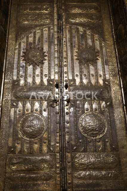 وجهات جذب واستقطاب السياح والزوار للتعرف على تاريخ الأرض المقدسة، متحف بينالي للفنون الإسلامية في المملكة العربية السعودية, المعالم الثقافية المشهورة في مدينة جدة، عرض باب الكعبة الذهبي التاريخي المزخرف بالنقش الإسلامي، التحف والمقتنيات الدينية الأثرية المميزة