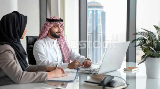 اجتماع في المكتب لمناقشة سير العمل, متابعة إستراتيجيات وأهداف الشركة, دراسة وتحليل المشاريع الجديدة, موظفون يستخدمون جهاز اللابتوب المحمول، استخدام التقنيات الحديثة، مناقشة ومتابعة الاعمال، التعاون والتفاهم بين الموظفين، مهن ووظائف مكتبية