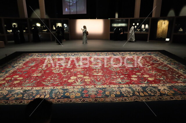 عرض سجادة مزخرفة بزخارف ونقوش شعبية، متحف بينالي للفنون الإسلامية في المملكة العربية السعودية, المعالم الثقافية المشهورة في مدينة جدة، التحف والمقتنيات الدينية الأثرية المميزة، وجهات جذب واستقطاب السياح والزوار للتعرف على تاريخ الأرض المقدسة