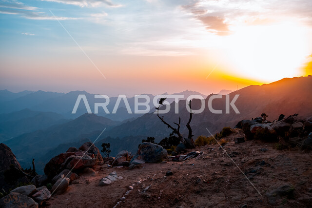 صورة للجبال مقابل السماء أثناء غروب الشمس من الصفا المملكة العربية السعودية، المناظر الطبيعية الخلابة, معالم أثرية سياحية ، المرتفعات الجبلية في الطائف، السياحة في السعودية