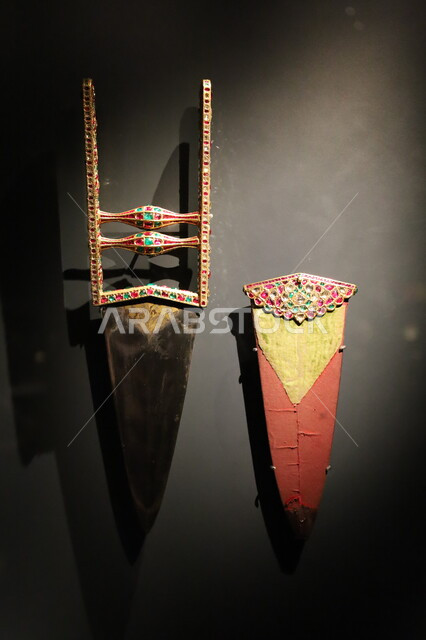 خنجر(كاتار) بمقبض وغمد من الذهب مرصع بالياقوت والزمرد والماس، متحف بينالي للفنون الإسلامية في المملكة العربية السعودية, المعالم الثقافية المشهورة في مدينة جدة، التحف والمقتنيات الأثرية المميزة، وجهات جذب واستقطاب السياح والزوار للتعرف على تاريخ الأرض المقدسة