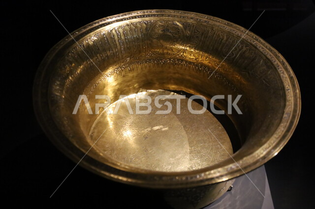 إناء من نحاس منقوش بالآيات القرآنية، متحف بينالي للفنون الإسلامية في المملكة العربية السعودية, المعالم الثقافية المشهورة في مدينة جدة، التحف والمقتنيات الأثرية الدينية المميزة، وجهات جذب واستقطاب السياح والزوار للتعرف على تاريخ الأرض المقدسة