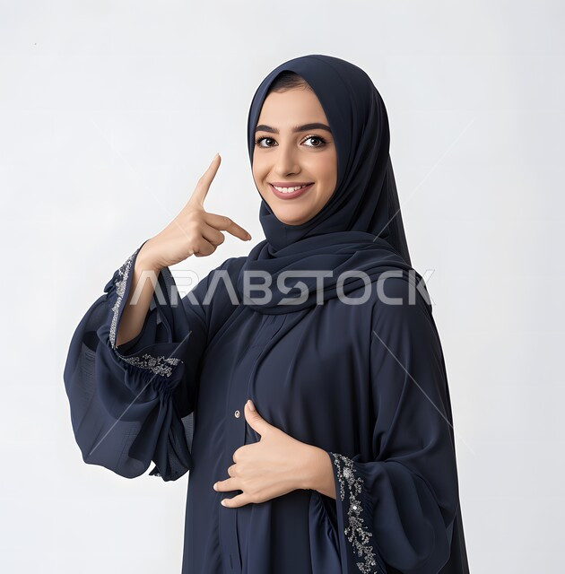 مفهوم الأنوثة والنعومة والاهتمام بالمظهر الخارجي، امرأة عربية خليجية سعودية محجبة تنظر الى الكاميرا بإيماءات الثقة بالنفس، ملابس وحجابات نسائية عصرية راقية، اسنان ناصعة البياض,