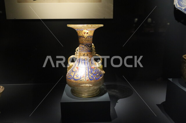 الكتابات والزخارف الملونة على الزجاج المملوكي، متحف بينالي للفنون الإسلامية في المملكة العربية السعودية, المعالم الثقافية المشهورة في مدينة جدة، التحف والمقتنيات الأثرية الدينية المميزة، وجهات جذب واستقطاب السياح والزوار للتعرف على تاريخ الأرض المقدسة