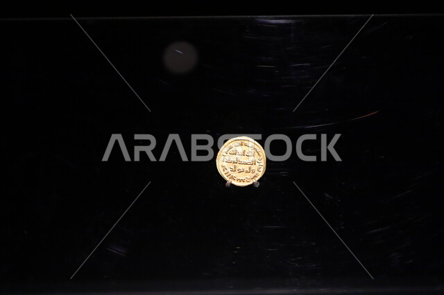 نقش الآيات القرآنية على العملات المعدنية القديمة، المقتنيات و التحف الأثرية الدينية المميزة، متحف بينالي للفنون الإسلامية في المملكة العربية السعودية, المعالم الثقافية المشهورة في مدينة جدة، وجهات جذب واستقطاب السياح والزوار للتعرف على تاريخ الأرض المقدسة