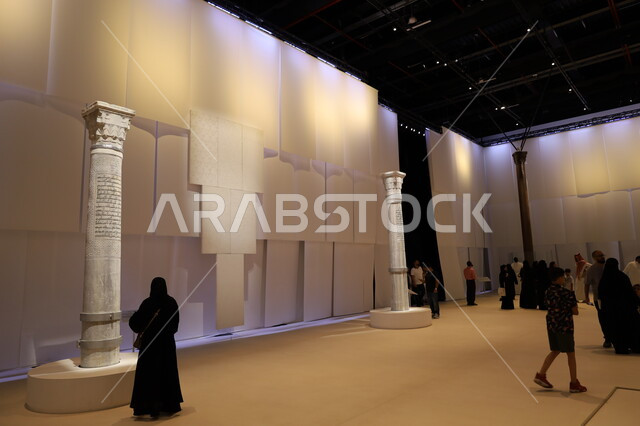 وجهات جذب واستقطاب السياح والزوار للتعرف على تاريخ الأرض المقدسة، المعالم الثقافية المشهورة في مدينة جدة، نقش آيات قرآنية على أعمدة رخامية من المسجد الحرام في مكة المكرمة، متحف بينالي للفنون الإسلامية في المملكة العربية السعودية, التحف الدينية الأثرية المميزة