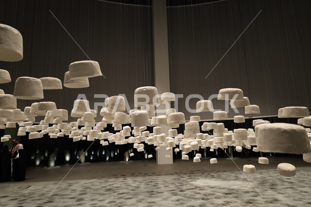 وجهات جذب واستقطاب السياح والزوار للتعرف على تاريخ الأرض المقدسة، التحف الدينية الأثرية المميزة، المعالم الثقافية المشهورة في مدينة جدة، حضور الفعاليات والأنشطة الممتعة، صالة الحجاج في متحف بينالي للفنون الإسلامية في المملكة العربية السعودية